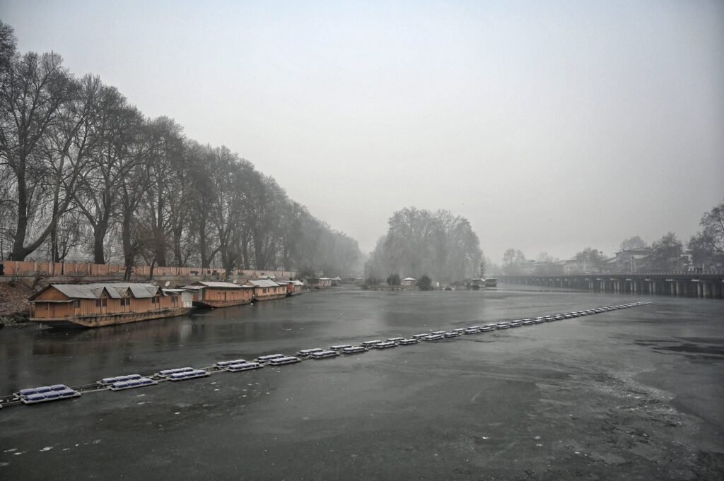 Srinagar Shivers as Temperatures Plunge to -2.1°C This Winter
