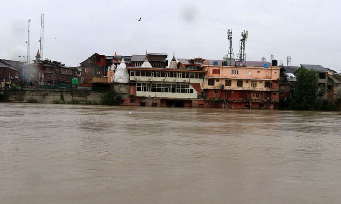 Rains trigger flood scare in Kashmir, water level in most rivers remain high